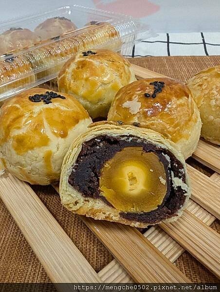 逢甲夜市不只有小吃！鹿港洪控肉飯居然有賣厲害蛋黃酥？台中蛋黃酥控必吃！