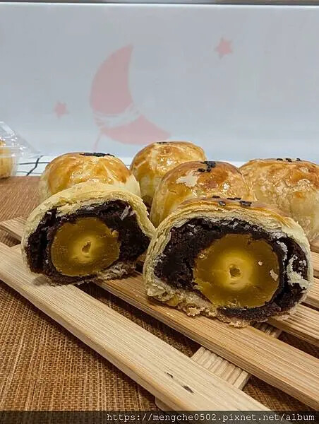 逢甲夜市不只有小吃！鹿港洪控肉飯居然有賣厲害蛋黃酥？台中蛋黃酥控必吃！