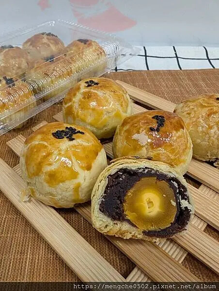 逢甲夜市不只有小吃！鹿港洪控肉飯居然有賣厲害蛋黃酥？台中蛋黃酥控必吃！