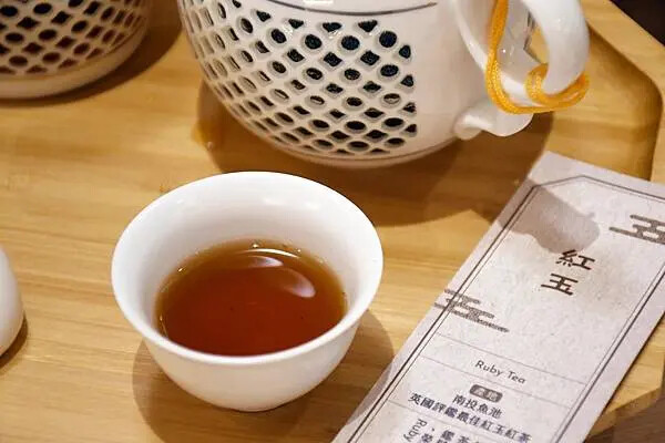 手搖控必收！高雄左營【儒記Rooji富國店】，用親民價格品嚐傳承百年的台灣好茶。