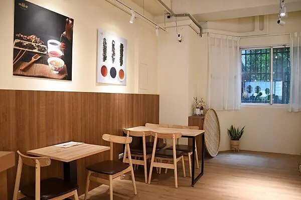 手搖控必收！高雄左營【儒記Rooji富國店】，用親民價格品嚐傳承百年的台灣好茶。