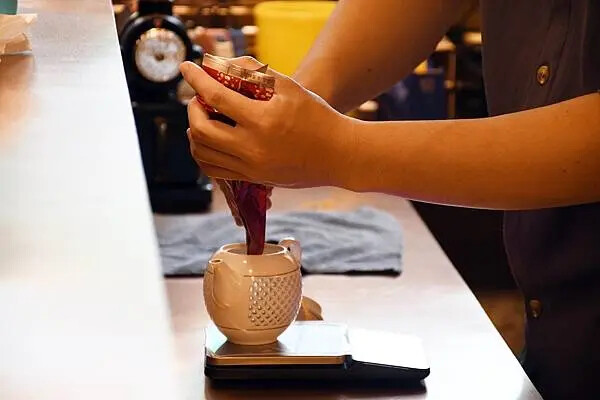 手搖控必收！高雄左營【儒記Rooji富國店】，用親民價格品嚐傳承百年的台灣好茶。