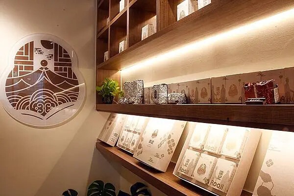 手搖控必收！高雄左營【儒記Rooji富國店】，用親民價格品嚐傳承百年的台灣好茶。