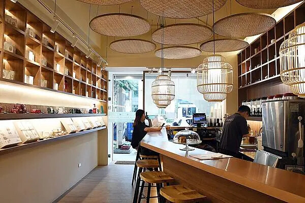 手搖控必收！高雄左營【儒記Rooji富國店】，用親民價格品嚐傳承百年的台灣好茶。