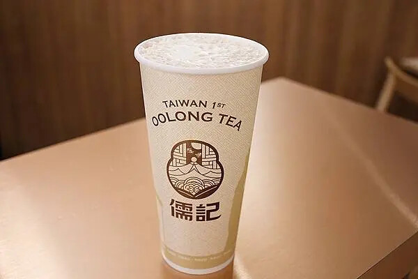 手搖控必收！高雄左營【儒記Rooji富國店】，用親民價格品嚐傳承百年的台灣好茶。
