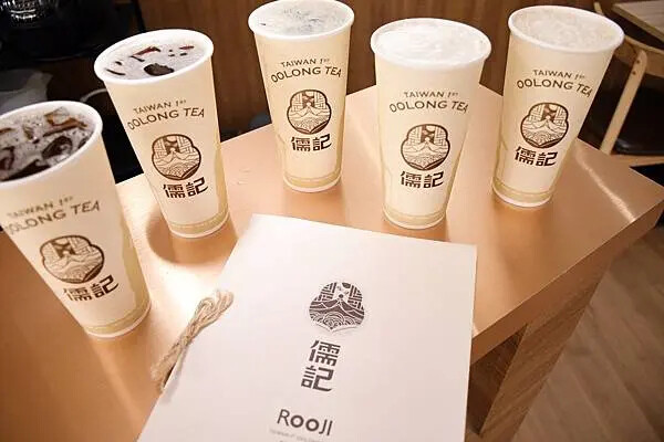 手搖控必收！高雄左營【儒記Rooji富國店】，用親民價格品嚐傳承百年的台灣好茶。