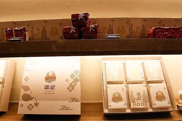 手搖控必收！高雄左營【儒記Rooji富國店】，用親民價格品嚐傳承百年的台灣好茶。
