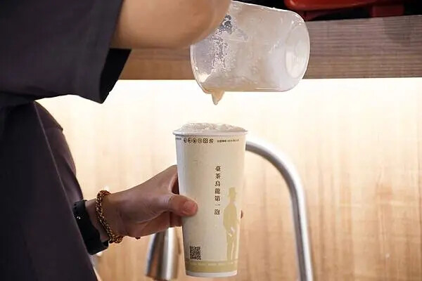 手搖控必收！高雄左營【儒記Rooji富國店】，用親民價格品嚐傳承百年的台灣好茶。