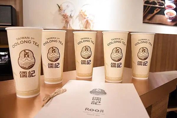 手搖控必收！高雄左營【儒記Rooji富國店】，用親民價格品嚐傳承百年的台灣好茶。