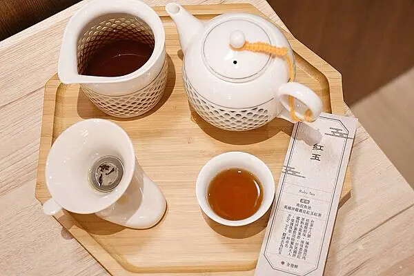 手搖控必收！高雄左營【儒記Rooji富國店】，用親民價格品嚐傳承百年的台灣好茶。