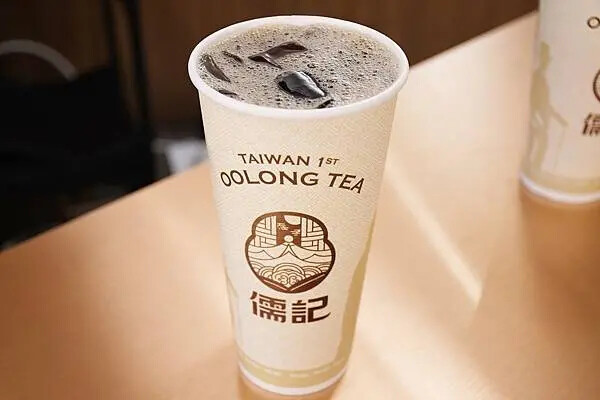 手搖控必收！高雄左營【儒記Rooji富國店】，用親民價格品嚐傳承百年的台灣好茶。