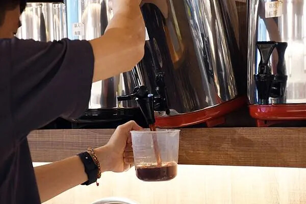 手搖控必收！高雄左營【儒記Rooji富國店】，用親民價格品嚐傳承百年的台灣好茶。