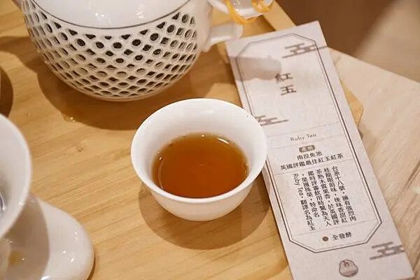手搖控必收！高雄左營【儒記Rooji富國店】，用親民價格品嚐傳承百年的台灣好茶。