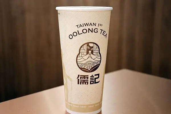 手搖控必收！高雄左營【儒記Rooji富國店】，用親民價格品嚐傳承百年的台灣好茶。