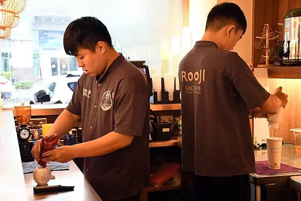 手搖控必收！高雄左營【儒記Rooji富國店】，用親民價格品嚐傳承百年的台灣好茶。