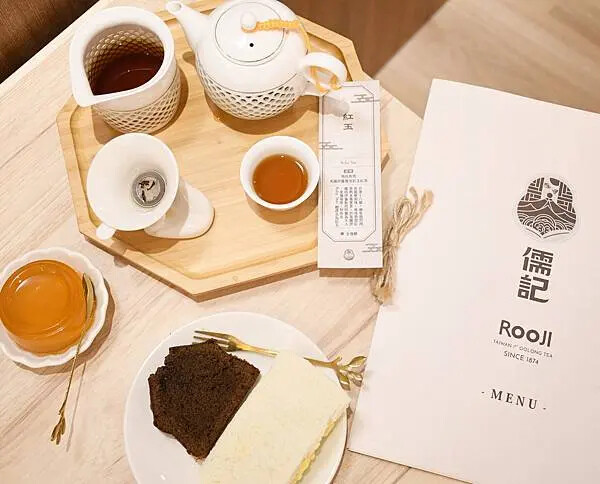 手搖控必收！高雄左營【儒記Rooji富國店】，用親民價格品嚐傳承百年的台灣好茶。