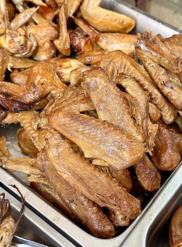 新北樹林【山佳煙燻雞腳】百年車站前必吃！七十年老店獨門煙燻滷味。