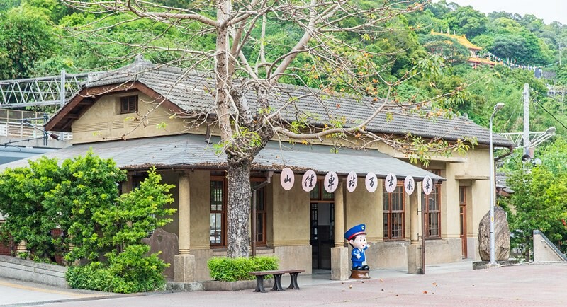 新北樹林【山佳煙燻雞腳】百年車站前必吃！七十年老店獨門煙燻滷味。