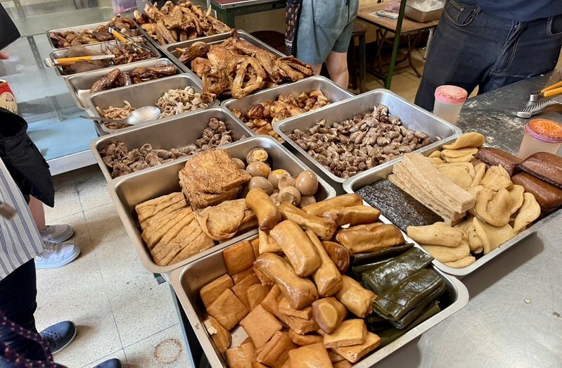 新北樹林【山佳煙燻雞腳】百年車站前必吃！七十年老店獨門煙燻滷味。