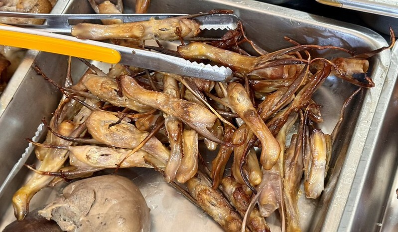 新北樹林【山佳煙燻雞腳】百年車站前必吃！七十年老店獨門煙燻滷味。