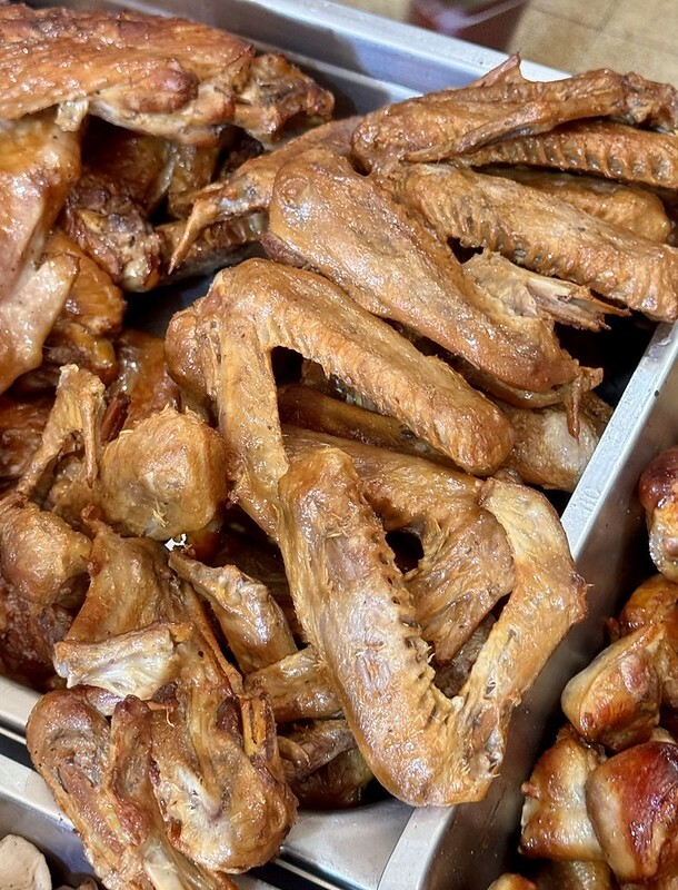 新北樹林【山佳煙燻雞腳】百年車站前必吃！七十年老店獨門煙燻滷味。