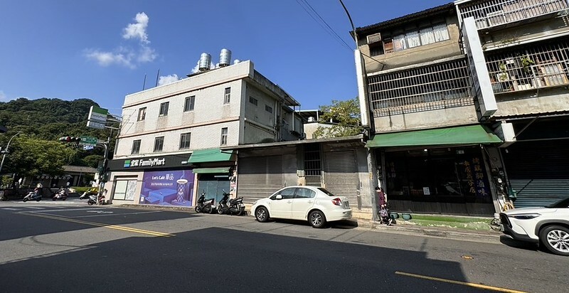 新北樹林【山佳煙燻雞腳】百年車站前必吃！七十年老店獨門煙燻滷味。