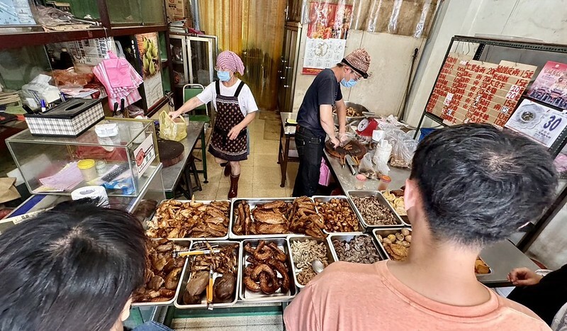 新北樹林【山佳煙燻雞腳】百年車站前必吃！七十年老店獨門煙燻滷味。