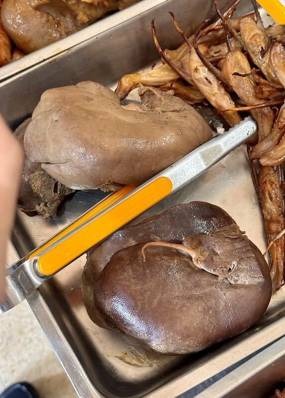 新北樹林【山佳煙燻雞腳】百年車站前必吃！七十年老店獨門煙燻滷味。