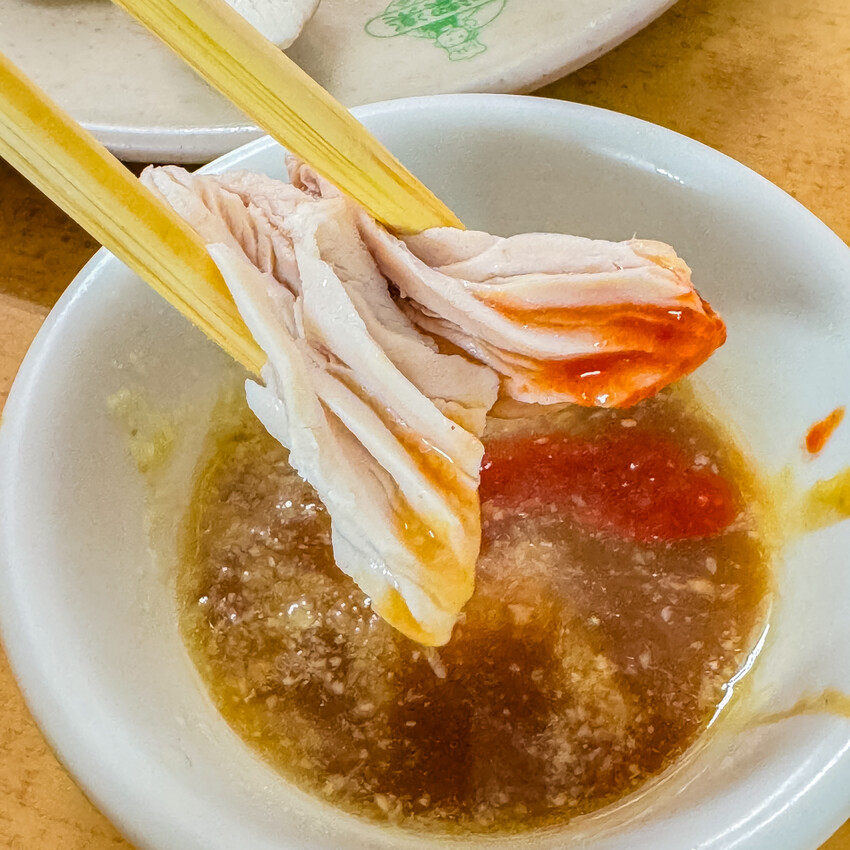 高雄鹽埕米粉伯在地60年老店！只賣三天超人氣米粉湯，老饕都說讚。