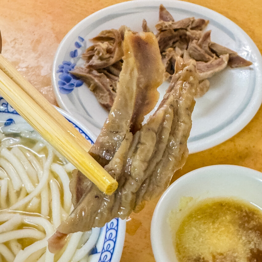 高雄鹽埕米粉伯在地60年老店！只賣三天超人氣米粉湯，老饕都說讚。