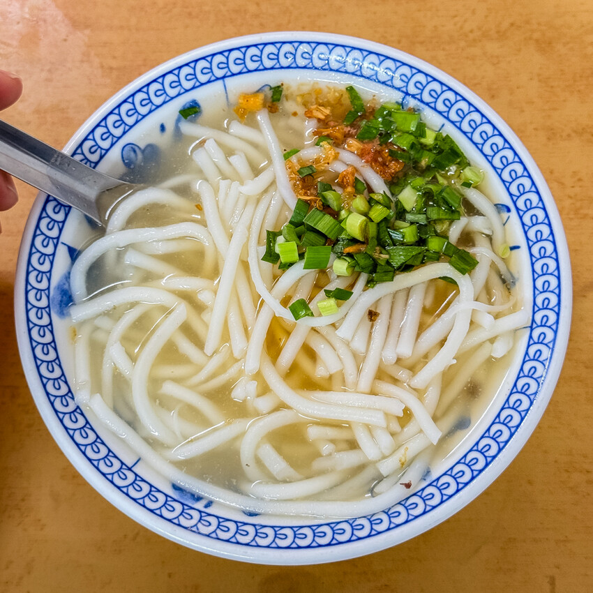 高雄鹽埕米粉伯在地60年老店！只賣三天超人氣米粉湯，老饕都說讚。