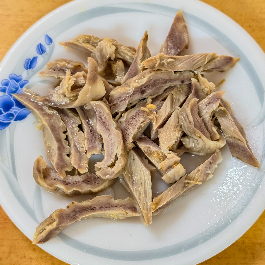 高雄鹽埕米粉伯在地60年老店！只賣三天超人氣米粉湯，老饕都說讚。