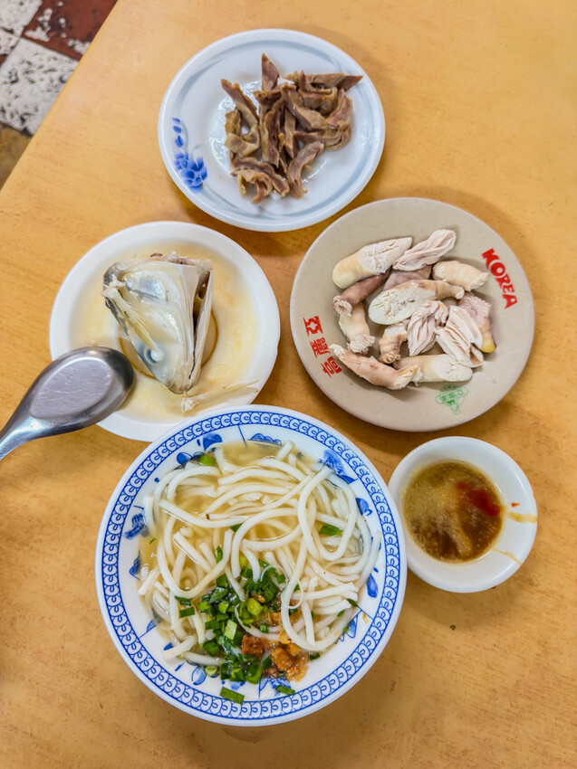 高雄鹽埕米粉伯在地60年老店！只賣三天超人氣米粉湯，老饕都說讚。