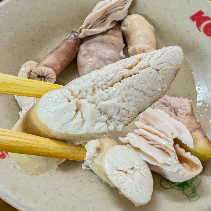 高雄鹽埕米粉伯在地60年老店！只賣三天超人氣米粉湯，老饕都說讚。