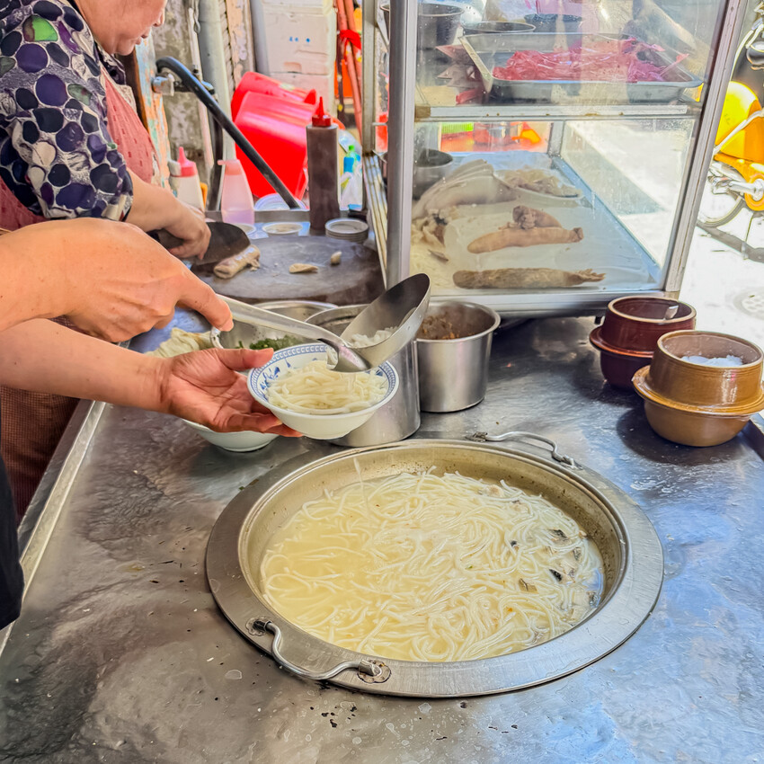 高雄鹽埕米粉伯在地60年老店！只賣三天超人氣米粉湯，老饕都說讚。
