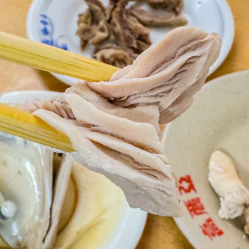 高雄鹽埕米粉伯在地60年老店！只賣三天超人氣米粉湯，老饕都說讚。