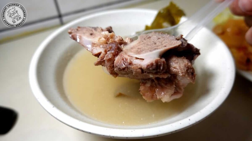 天母最強雞腿飯!圓環魯肉飯 雞腿飯皮薄肉嫩多汁,排隊30分鐘也要吃。