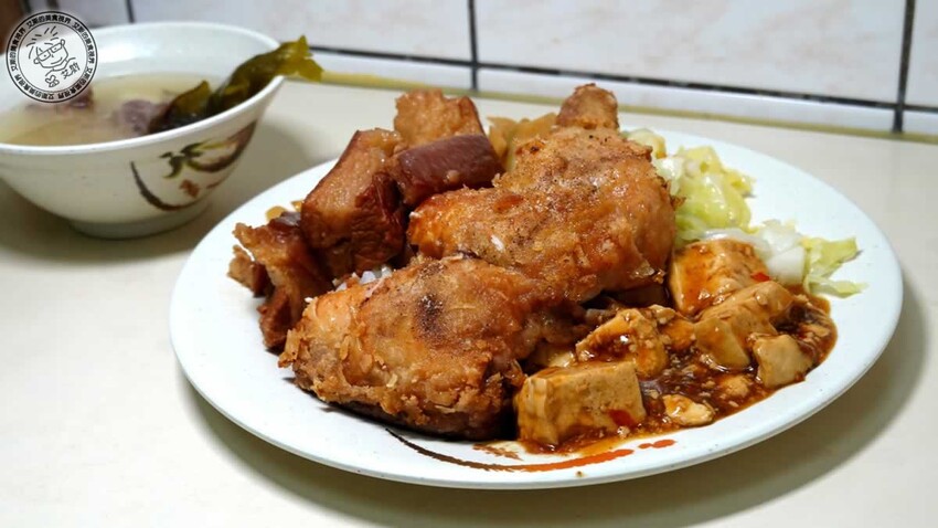 天母最強雞腿飯!圓環魯肉飯 雞腿飯皮薄肉嫩多汁,排隊30分鐘也要吃。