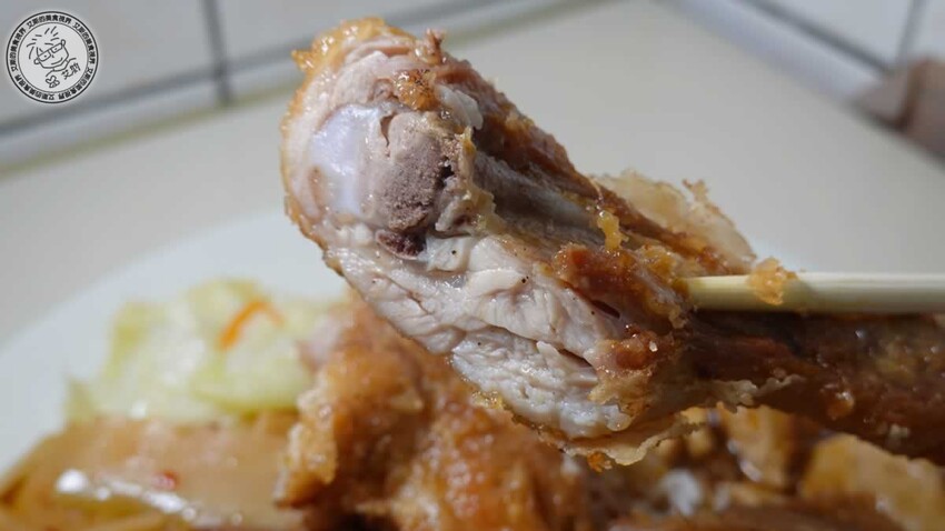 天母最強雞腿飯!圓環魯肉飯 雞腿飯皮薄肉嫩多汁,排隊30分鐘也要吃。