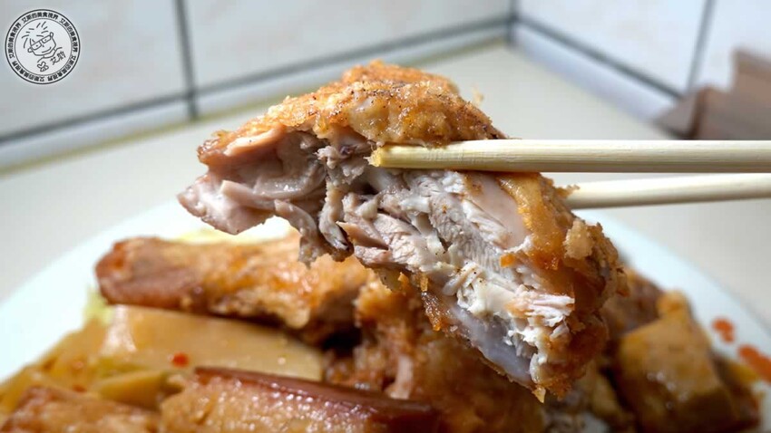 天母最強雞腿飯!圓環魯肉飯 雞腿飯皮薄肉嫩多汁,排隊30分鐘也要吃。