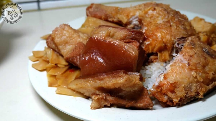 天母最強雞腿飯!圓環魯肉飯 雞腿飯皮薄肉嫩多汁,排隊30分鐘也要吃。