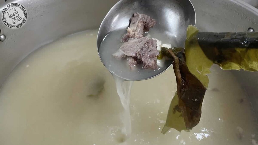 天母最強雞腿飯!圓環魯肉飯 雞腿飯皮薄肉嫩多汁,排隊30分鐘也要吃。