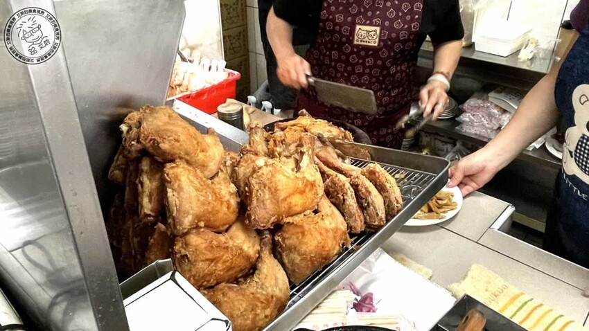 天母最強雞腿飯!圓環魯肉飯 雞腿飯皮薄肉嫩多汁,排隊30分鐘也要吃。