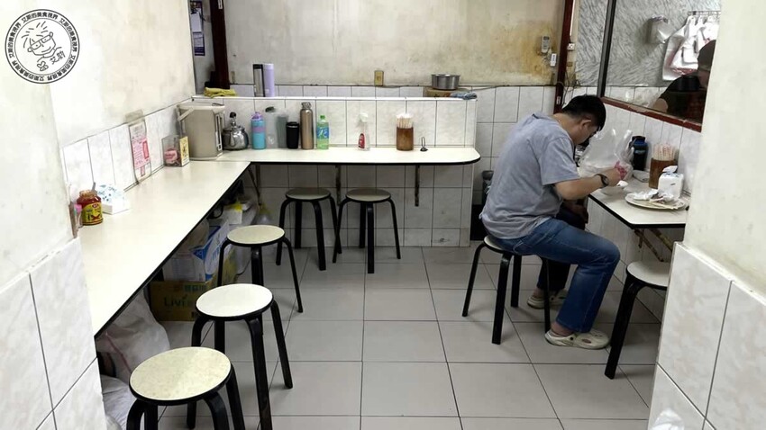 天母最強雞腿飯!圓環魯肉飯 雞腿飯皮薄肉嫩多汁,排隊30分鐘也要吃。