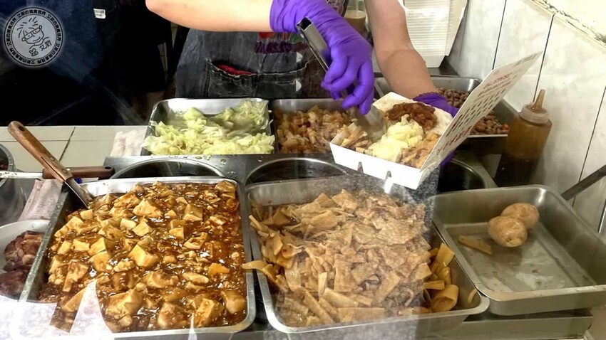 天母最強雞腿飯!圓環魯肉飯 雞腿飯皮薄肉嫩多汁,排隊30分鐘也要吃。