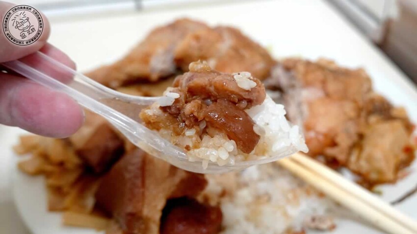 天母最強雞腿飯!圓環魯肉飯 雞腿飯皮薄肉嫩多汁,排隊30分鐘也要吃。