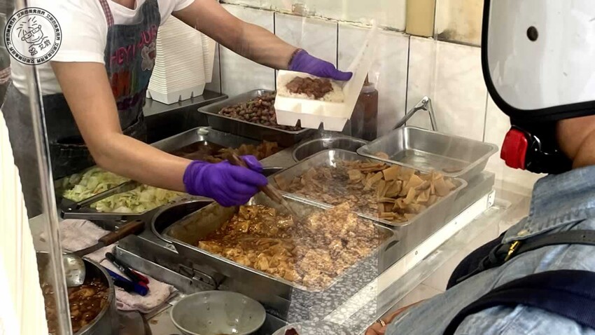 天母最強雞腿飯!圓環魯肉飯 雞腿飯皮薄肉嫩多汁,排隊30分鐘也要吃。
