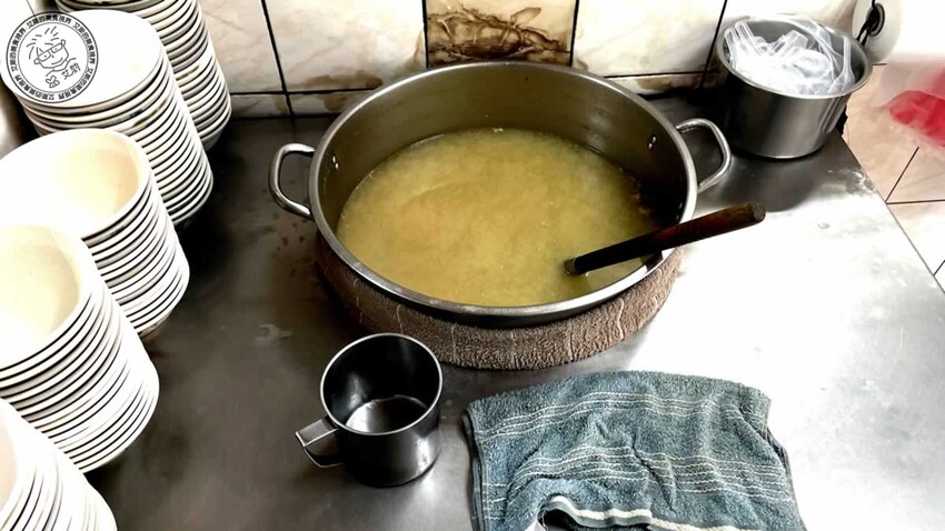 天母最強雞腿飯!圓環魯肉飯 雞腿飯皮薄肉嫩多汁,排隊30分鐘也要吃。