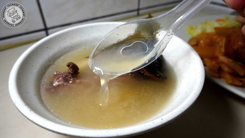 天母最強雞腿飯!圓環魯肉飯 雞腿飯皮薄肉嫩多汁,排隊30分鐘也要吃。