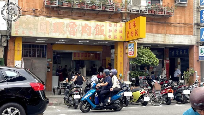 天母最強雞腿飯!圓環魯肉飯 雞腿飯皮薄肉嫩多汁,排隊30分鐘也要吃。
